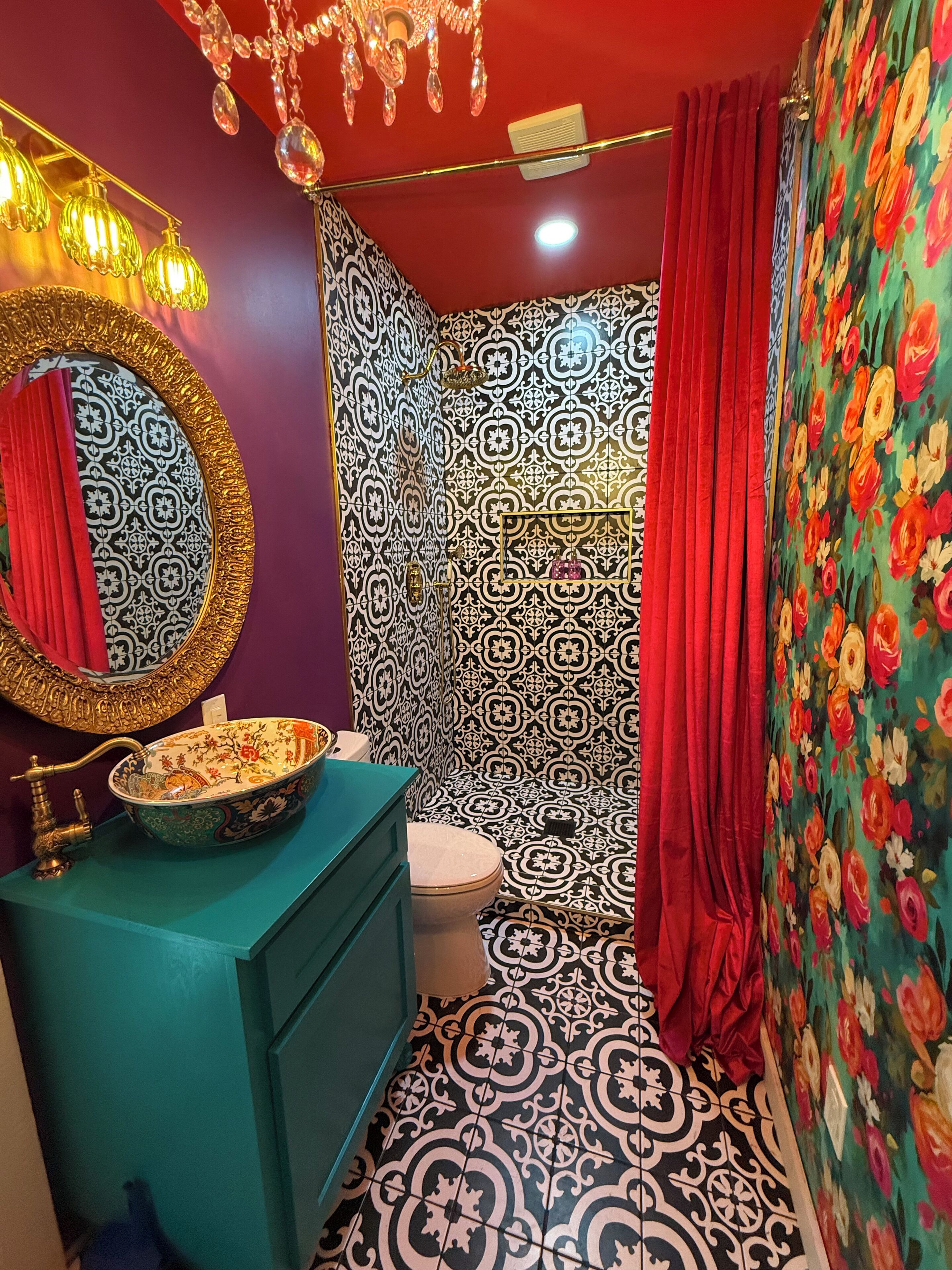 Een douche, handdoeken, zeep, toiletpapier