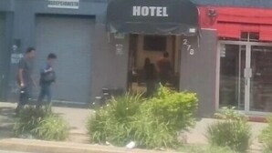 A building with a sign that reads "HOTEL METRO". - Hotel Metropolitan (Guadalajara)
