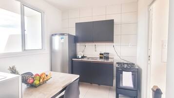 Geladeira, micro-ondas, cooktop, liquidificador
