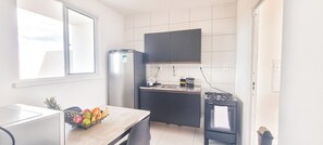 Køleskab, mikrobølgeovn, kogeplade, blender