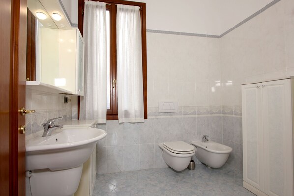 Dusche, Bidet, Handtücher