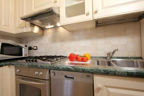 Frigorifero, microonde, forno, lavastoviglie