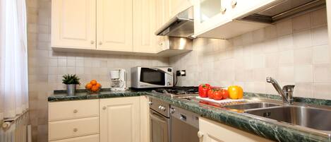 Frigorifero, microonde, forno, lavastoviglie