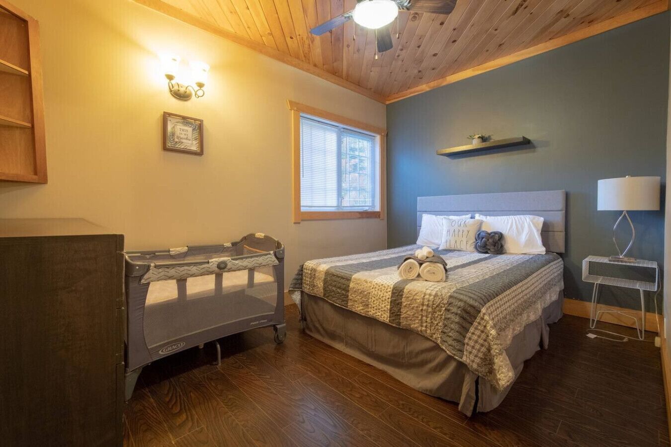 2 habitaciones, escritorio, cuna de viaje y wifi 