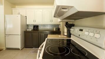 KĂŒhlschrank, Mikrowelle, Ofen, Herdplatte