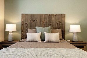 3 dormitorios, escritorio, tabla de planchar con plancha y cuna de viaje