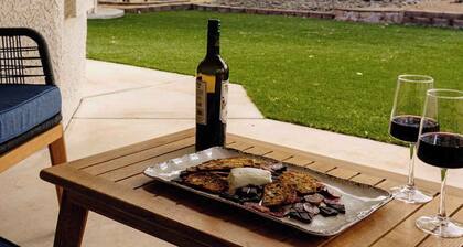 Desert Oasis: AC, Chef Kitchen, Outdoor Fun & Wine