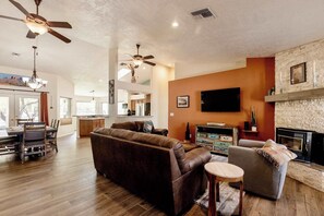 电视、壁炉、办公室