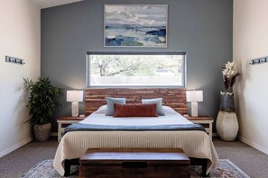 3 bedrooms, desk, iron/ironing board, travel cot