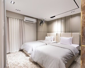 4 bedrooms, iron/ironing board, WiFi, bed sheets