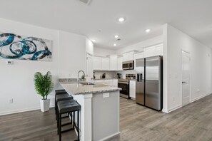 冷蔵庫、電子レンジ、オーブン、コンロ