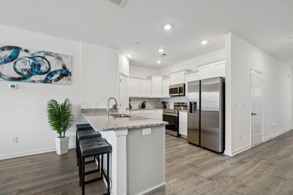 Fridge, microwave, oven, stovetop - Newly built Charming 3-bedroom townhome with amenities Spring Hill (Spring Hill)