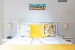 1 bedroom, iron/ironing board, WiFi, bed sheets - West London Gem Chic 1BD Patio Flat Retreat (Greater London)