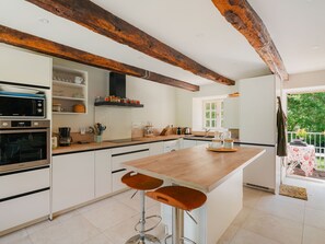 Fridge, microwave, dishwasher, cookware/dishes/utensils - La Longère by Interhome (Pleurtuit)