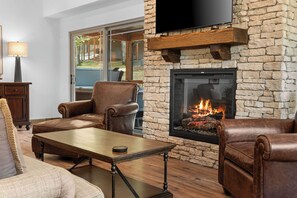 TV connectée, cheminée, livres