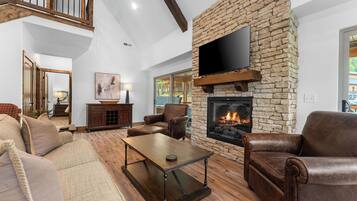 Smart-TV, Kamin, Bücher