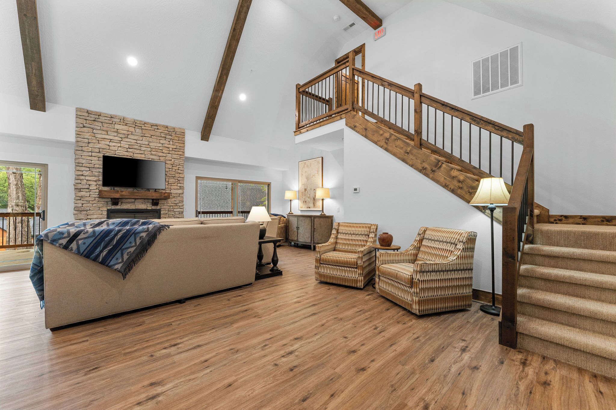 Smart-TV, Kamin, Bücher