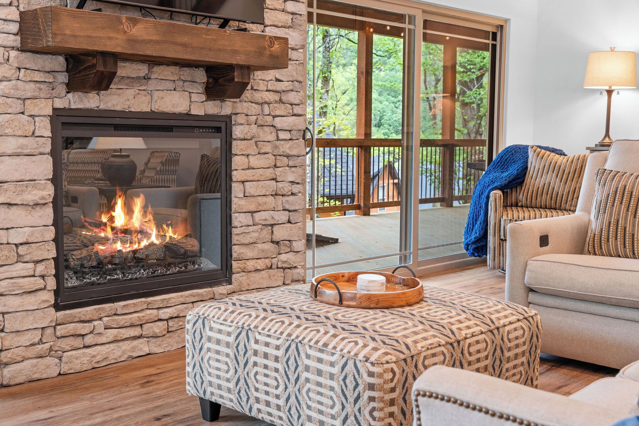 Smart-TV, Kamin, Bücher