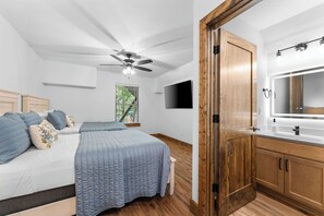 3 bedrooms, iron/ironing board, free WiFi, bed sheets - Wraparound Deck, Hot Tub + Resort-Size Pool | 3BR Cabin (Hollister)