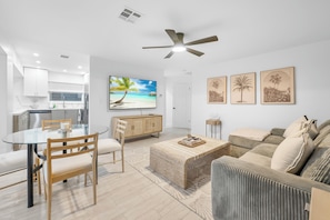 Casa, 2 habitaciones, para no fumadores, balcón | Área de sala de estar | Televisión de 55 pulgadas con canales digitales