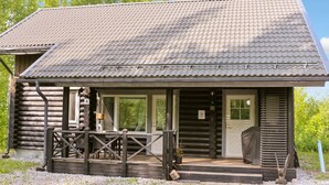 A rustic log cabin with a porch, a small table, and a bench. - Vacation home Siili by Interhome (Savonlinna)