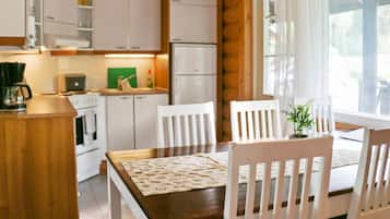 Fridge, microwave, dishwasher, cookware/dishes/utensils