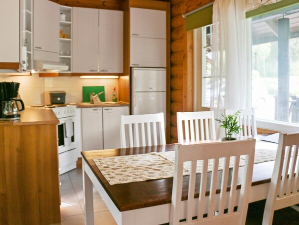 Refrigerador, microondas, lavavajillas, utensilios de cocina