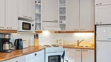 Fridge, microwave, dishwasher, cookware/dishes/utensils