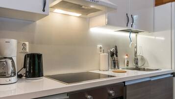 Køleskab, mikrobølgeovn, opvaskemaskine, køkkentøj/tallerkener/redskaber