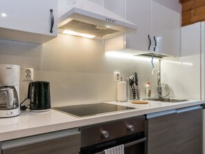 Fridge, microwave, dishwasher, cookware/dishes/utensils