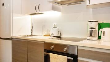 Een koelkast, een microgolfoven, een vaatwasser