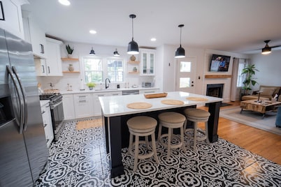 Luxury 2 bd lakefront Modern porch fire pit fisherman boat dock walk to downtown