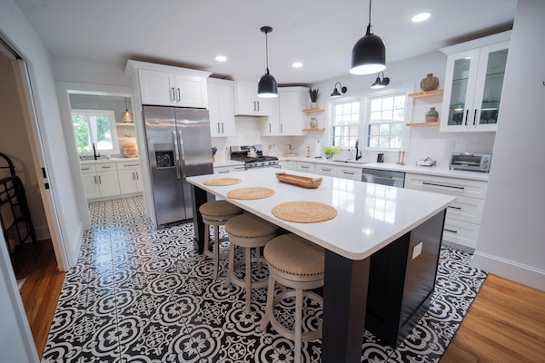 Een magnetron, een oven, een kookplaat, een vaatwasser