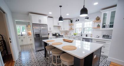 Luxury 2 bed lakefront Modern finishes porch fire pit boat dock walk to downtown