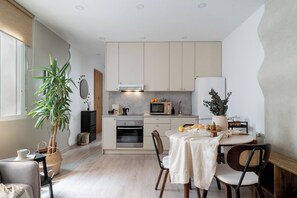 Fridge, oven, stovetop, coffee/tea maker