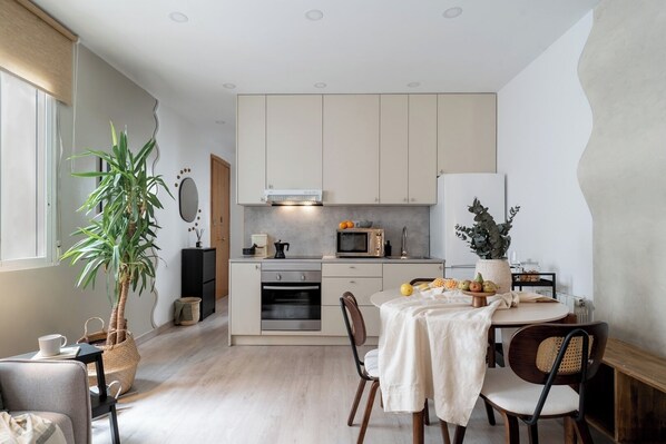 Fridge, oven, stovetop, coffee/tea maker