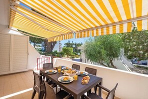 屋外ダイニングエリア