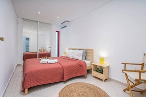 1 habitación, tabla de planchar con plancha y cuna de viaje 