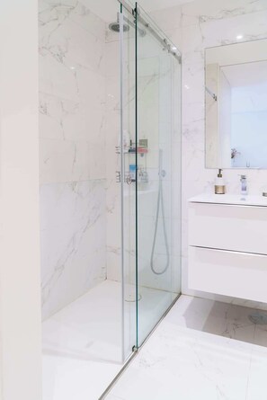 Dusche, Handtücher, Shampoo