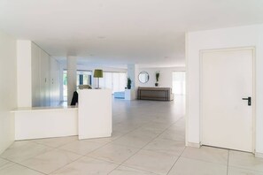 Eine großzügige, moderne Hotelhalle mit klarem, minimalistischem Design.