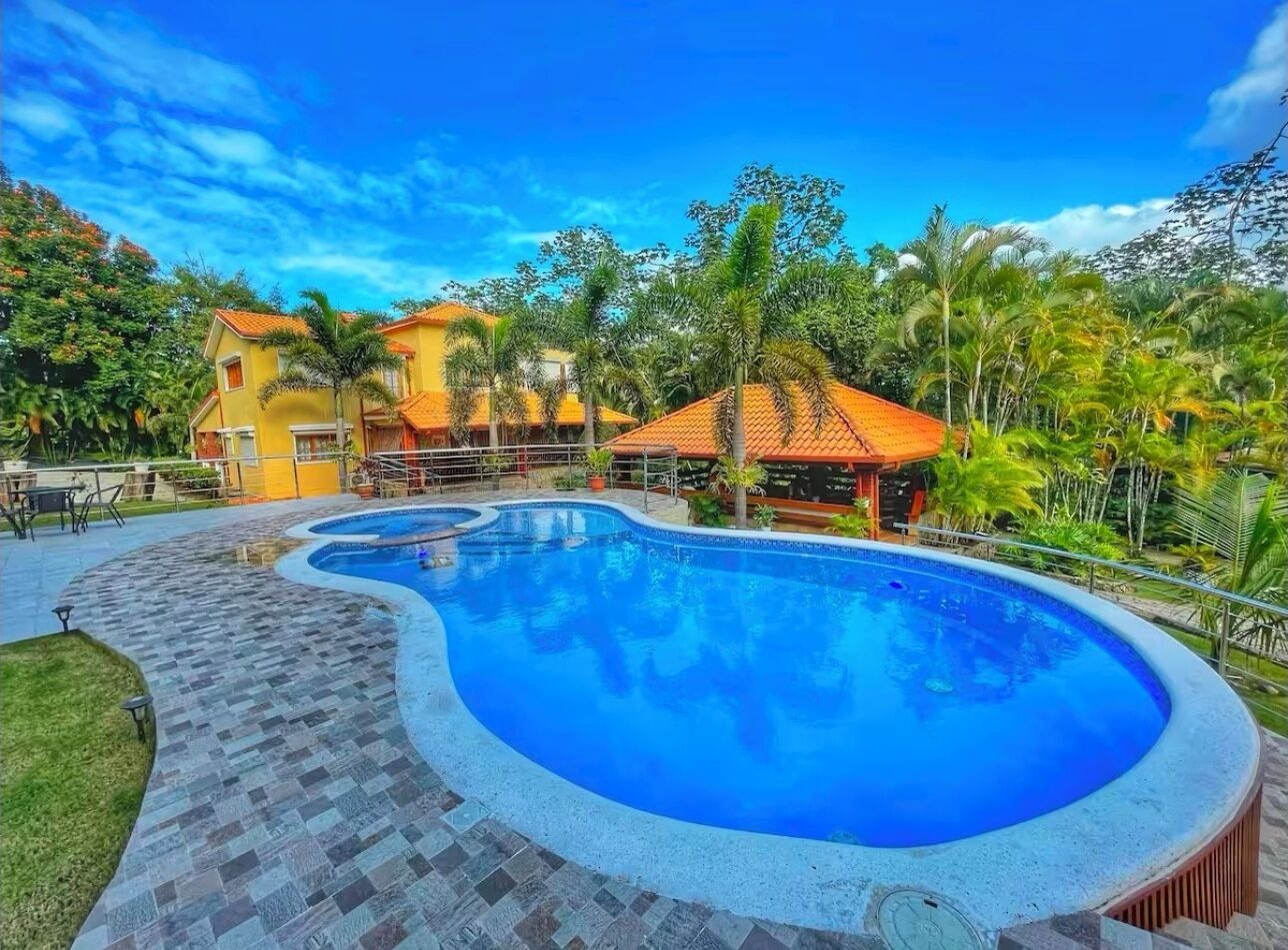 Una piscina al aire libre