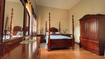 Tabla de planchar con plancha, wifi y ropa de cama