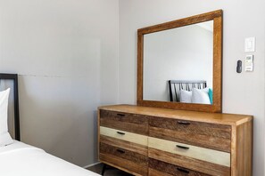 2 bedrooms, iron/ironing board, WiFi