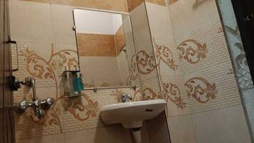 Dusche, kostenlose Toilettenartikel, Hausschuhe, Handtücher