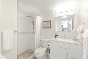 Dusche, Haartrockner, Handtücher
