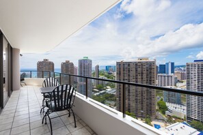 Outdoor dining - Spacious 2BR Condo w/ Pool, Parking & Ocean Views (Honolulu)