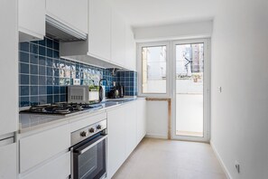 Een koelkast, een magnetron, een oven, een kookplaat