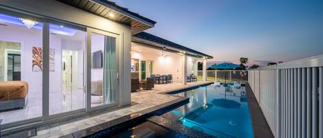 Een buitenzwembad en een verwarmd zwembad