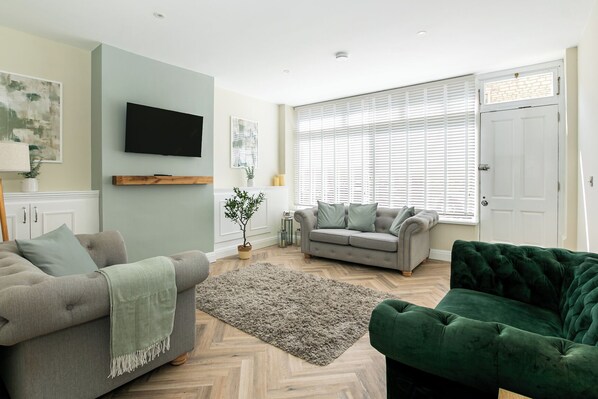 Family Room, City View | Living area - Stunning Townhouse in Cirencester (Cirencester)