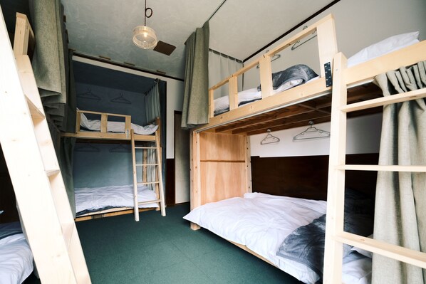 Dormitorio compartido básico, servicio de limpieza | Espacio para trabajar con laptop, wifi gratis y ropa de cama 
